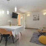 Nonina Hiza In - Haus Fuer 4 Personen 펜션 *