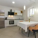 Nonina Hiza In - Haus Fuer 4 Personen * 포레치