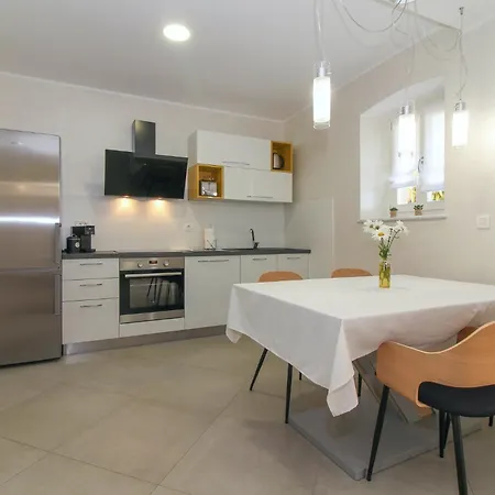 Nonina Hiza In - Haus Fuer 4 Personen * بوريتش