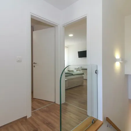 Dom wakacyjny Nonina Hiza In - Haus Fuer 4 Personen