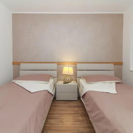 Nonina Hiza In - Haus Fuer 4 Personen بيت للعطل