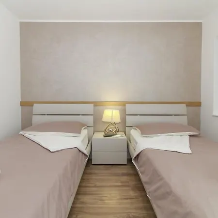 Nonina Hiza In - Haus Fuer 4 Personen * Poreč