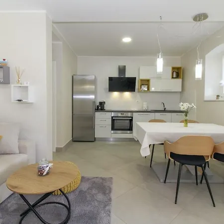 Nonina Hiza In - Haus Fuer 4 Personen